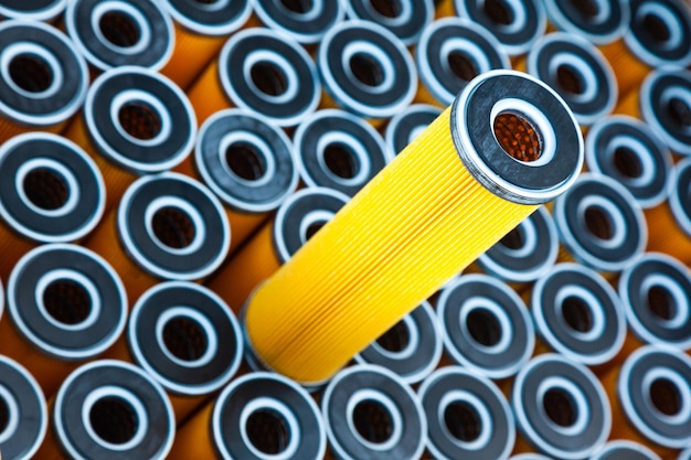 Nowe żółte filtry maszynowe ułożone jeden na drugim i jeden filtr na nich