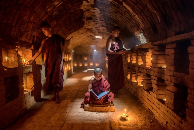 Nowicjusz mnich czytanie książki, w klasztorze, Bagan, Myanmar