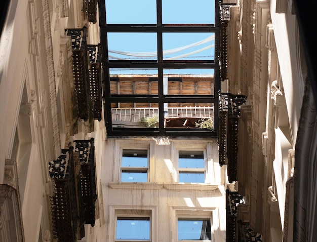 Nowoczesna architektura budynku balkon i okna błękitne niebo