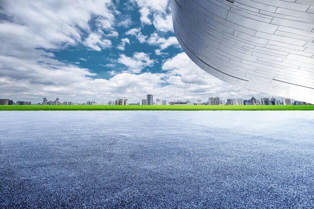 Zdjęcie nowoczesna architektura i bezzałogowy chodnik asfaltowy pod błękitnym niebem
