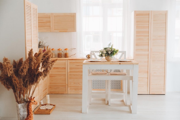 Nowoczesna biała kuchnia w stylu skandynawskim Otwarte półki w kuchni z roślinami i słoikami Jesienna dekoracja Ekologiczna kuchnia