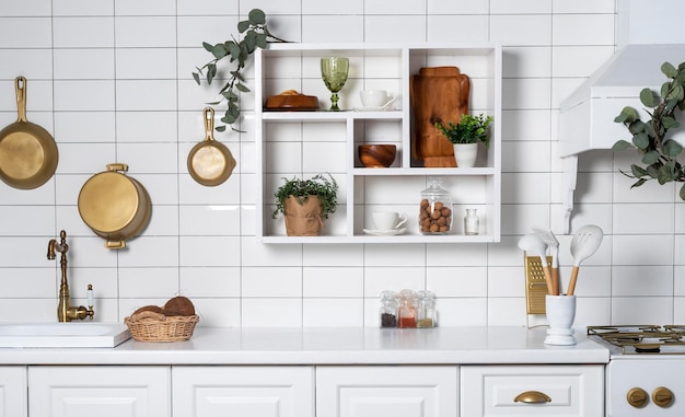 Nowoczesna biała kuchnia w tle wygodne minimalistyczne wnętrze w skandynawskim stylu wysokiej jakości zdjęcie