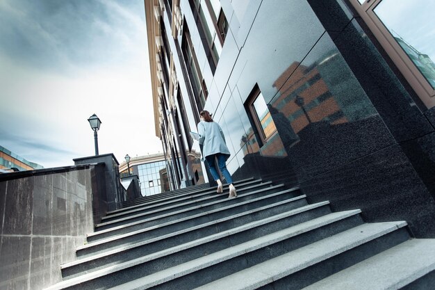 Nowoczesna Biznesowa Kobieta Wspina Się Po Schodach W Pobliżu Centrum Biznesowego Styl życia