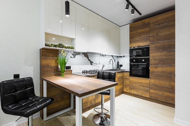 Zdjęcie nowoczesna drewniana kuchnia w małym mieszkaniu, wnętrze mieszkania