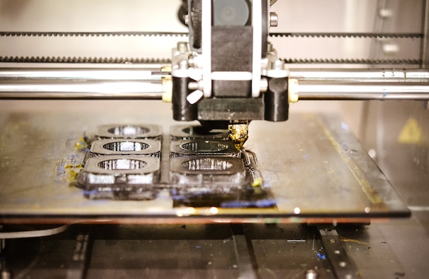 Nowoczesna drukarka 3D drukująca rysunek zbliżenie makro. Automatyczna trójwymiarowa drukarka 3d wykonuje modelowanie tworzyw sztucznych w laboratorium.