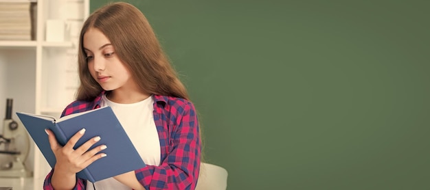 Nowoczesna edukacja high school schoolgirl with copybook zajęty dziecko czytać notatnik Sztandar szkoły dziewczyna studenta Portret ucznia uczennicy z miejsca kopiowania