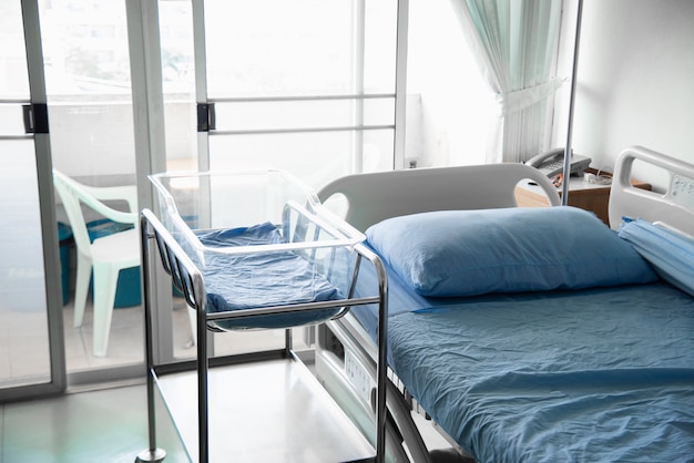 Zdjęcie nowoczesna i wygodnie wyposażona sala szpitalna