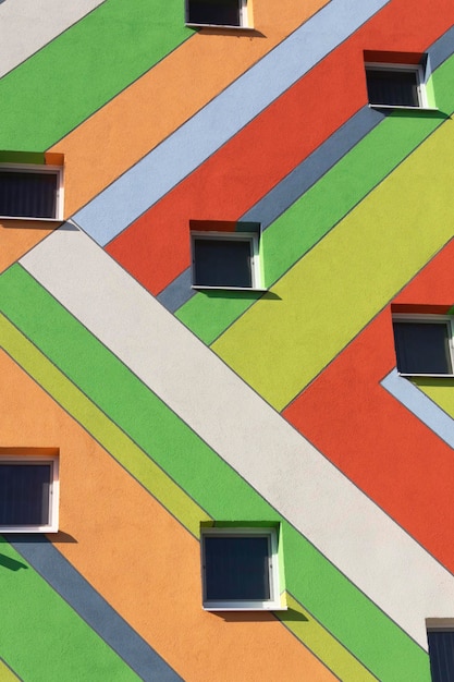 Zdjęcie nowoczesna jasna kolorowa architektura w bezchmurny i słoneczny dzień
