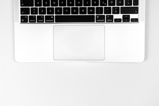 Nowoczesna klawiatura laptopa płaska leżała srebrne tło Biurowy stół do pracy Minimalna koncepcja projektowa Widok z góry kopia przestrzeń zdjęcie