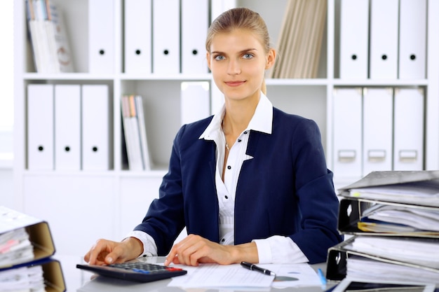 Zdjęcie nowoczesna kobieta biznesu lub pewna siebie księgowa w biurze.