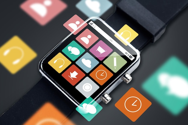 nowoczesna koncepcja technologii, obiektów i mediów - zbliżenie czarnego inteligentnego zegarka z ikonami menu aplikacji na ekranie