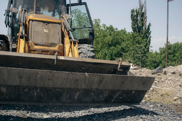 Nowoczesna koparka jeżdżąca po drodze