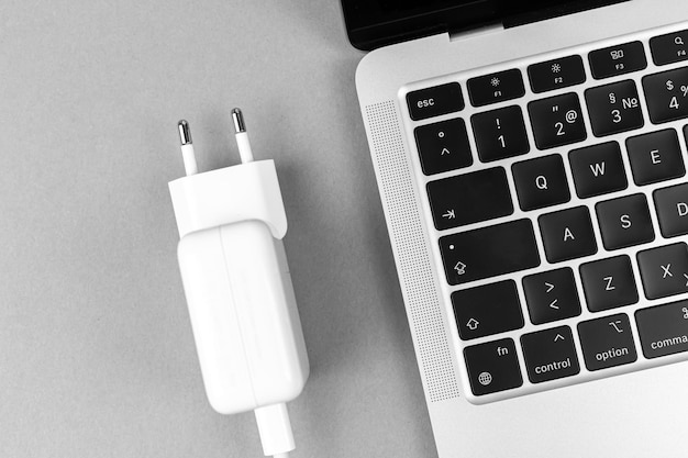 Nowoczesna ładowarka Usb Typu C Do Laptopa. Koncepcja Niskiego Poziomu Naładowania Baterii, Tło Technologiczne, Zdjęcie Z Widokiem Na Stół Biurowy