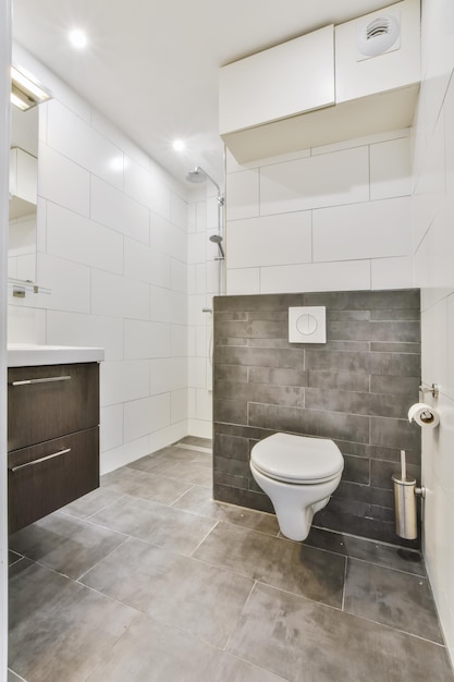 Nowoczesna łazienka z ciemną podłogą i białymi ścianami
