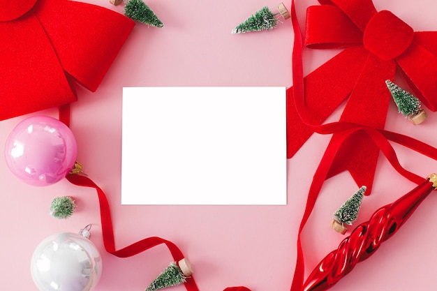 Nowoczesna makieta kartki świątecznej Pusta karta z miejscem na tekst i dekoracje na różowej płaskiej powierzchni
