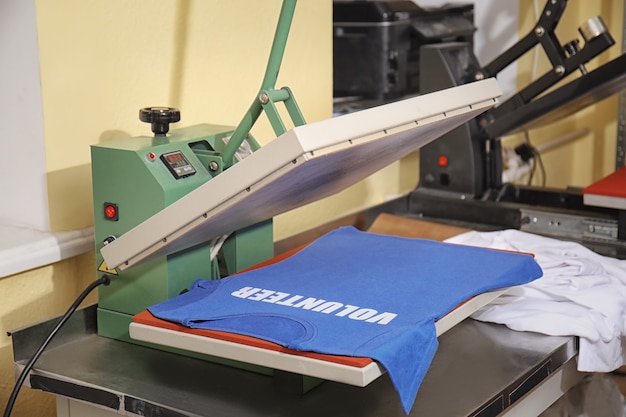 Nowoczesna maszyna drukarska z t-shirtem w miejscu pracy