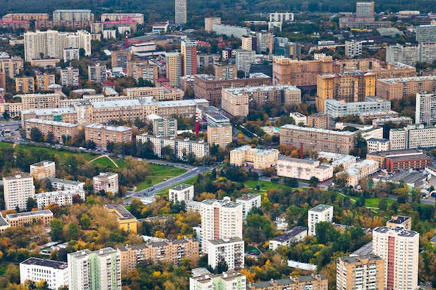 Nowoczesna miejska dzielnica mieszkaniowa w jesienne popołudnie