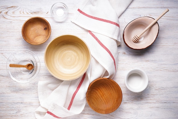 Nowoczesna naczynia ceramiczne i drewniane modna zastawa stołowa Naczynia do serwowania i spożywania posiłków na drewnianym tle widok z góry