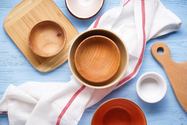 Nowoczesna naczynia ceramiczne i drewniane modna zastawa stołowa Naczynia do serwowania i spożywania posiłków na drewnianym tle widok z góry