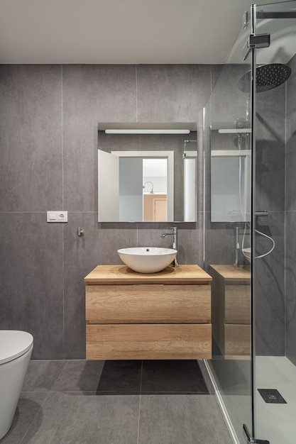 Nowoczesna odnowiona łazienka w minimalistycznym stylu