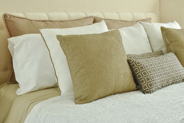 Zdjęcie nowoczesna pościel w klasycznym stylu z brązowymi, beżowymi i jasnobrązowymi poduszkami