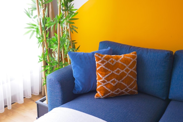 Nowoczesna sofa w kolorze niebieskim z poduszkami w salonie w domu