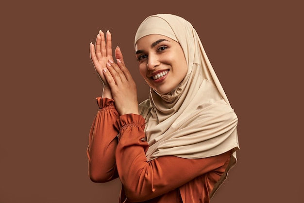 Nowoczesna stylowa modna piękna muzułmanka ubrana w beżową pomarańczową kurtkę hidżab