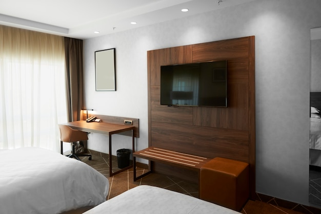 Nowoczesna sypialnia hotelowa z telewizorem i biurkiem