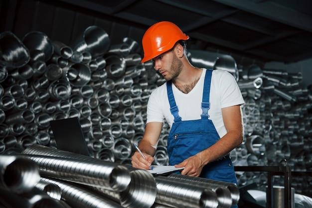 Nowoczesna Technologia Przemysłowa. Mężczyzna W Mundurze Pracuje Nad Produkcją.