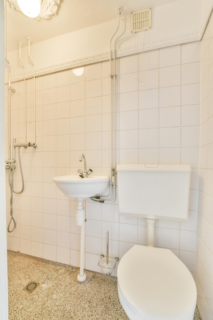 Nowoczesna toaleta z białymi ścianami