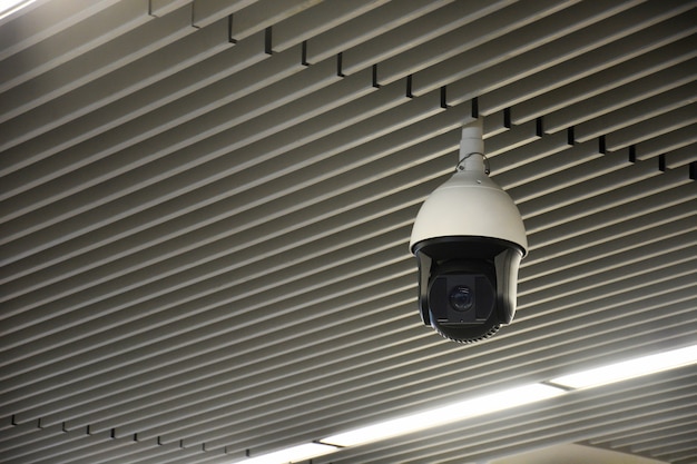 Nowoczesna Wewnętrzna Kamera Cctv Bezpieczeństwa Lub System Monitoringu Na Suficie