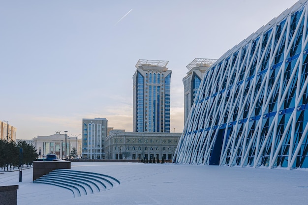 Zdjęcie nowoczesne architektoniczne miasto astana panoramiczny widok na futurystyczne budynki w słoneczną zimę