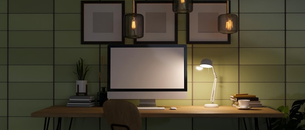 Nowoczesne biuro w domu w nocy przy słabym oświetleniu z lampy stołowej makieta komputera stacjonarnego