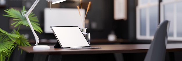 Nowoczesne biuro z makietą cyfrowego tabletu i miejscem na kopię na ciemnym drewnianym blacie