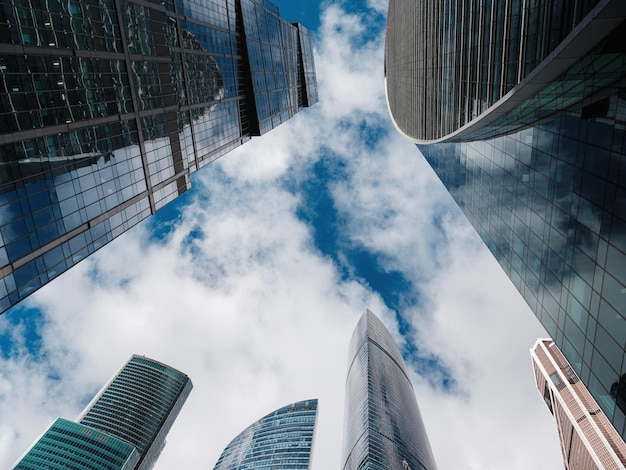 Zdjęcie nowoczesne budynki korporacyjne na tle błękitnego nieba w chmurze