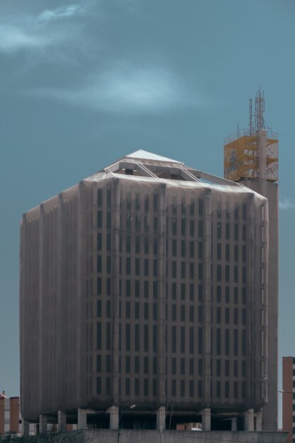 Zdjęcie nowoczesne budynki na tle niebieskiego nieba