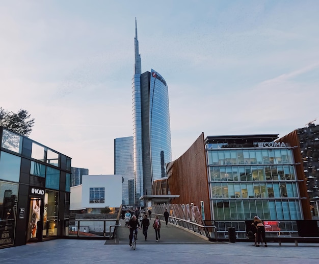 Nowoczesne budynki na ulicach centrum Mediolanu w regionie Lombardia w północnych Włoszech współczesna architektura europejska