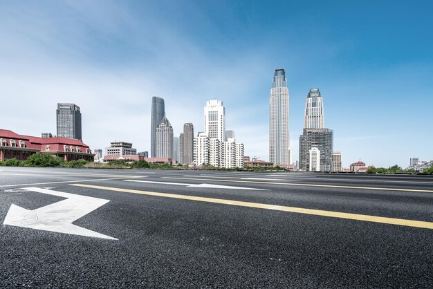 Nowoczesne budynki w panoramie autostrady i dzielnicy finansowej