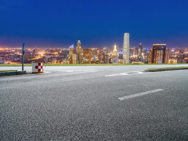 Nowoczesne budynki w panoramie autostrady i dzielnicy finansowej