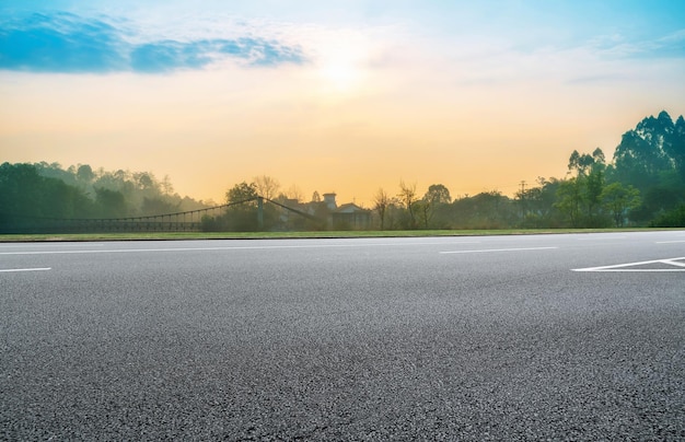 Nowoczesne budynki w panoramie autostrady i dzielnicy finansowej