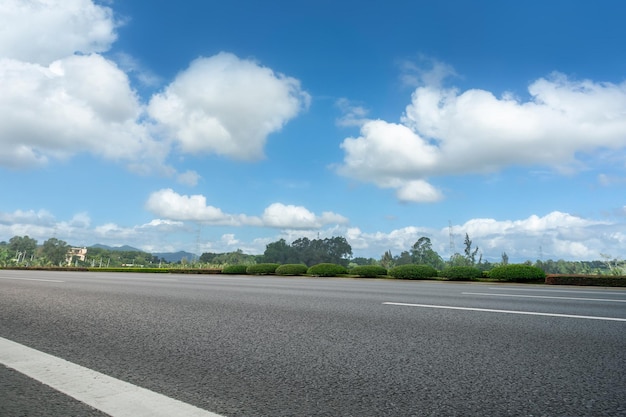 Nowoczesne budynki w panoramie autostrady i dzielnicy finansowej