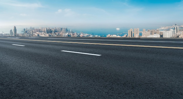 Nowoczesne budynki w panoramie autostrady i dzielnicy finansowej