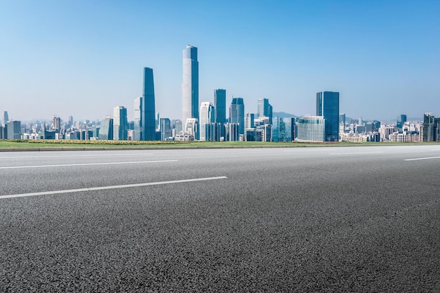 Nowoczesne budynki w panoramie autostrady i dzielnicy finansowej