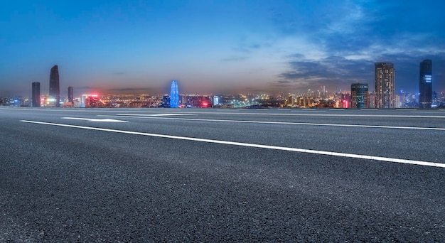 Nowoczesne budynki w panoramie autostrady i dzielnicy finansowej