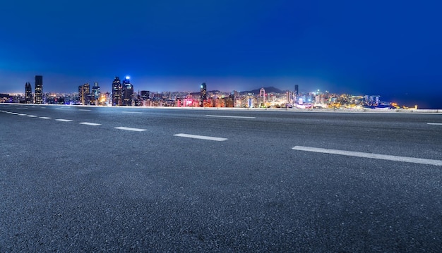 Nowoczesne budynki w panoramie autostrady i dzielnicy finansowej