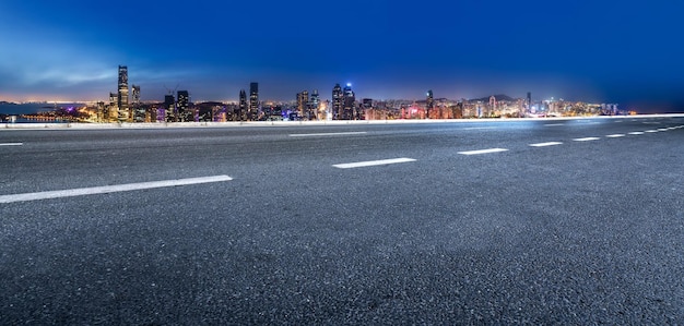 Nowoczesne budynki w panoramie autostrady i dzielnicy finansowej