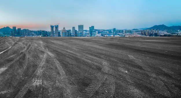 Nowoczesne budynki w panoramie autostrady i dzielnicy finansowej