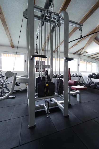Nowoczesne centrum fitness w sali gimnastycznej ze sprzętem i maszynami