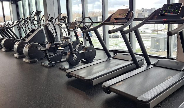 Nowoczesne centrum fitness z bieżniami i rowerami stacjonarnymi