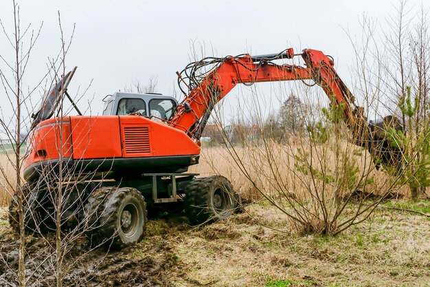 Nowoczesne ciągniki do orki łąki rolniczej w gospodarstwie na wiosnę jesień Farmer